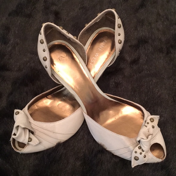 - 🦊 Nine West tan studded peep toe. 4 in wood heel - Picture 2 of 5